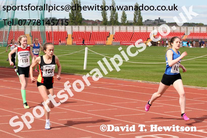Girls under-13s 200 metres, North Eastern Champs, Gateshead Stadium. Photo: David T. Hewitson/Sports for All Pics